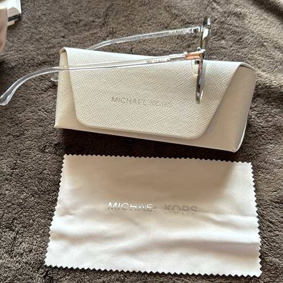 Michael Kors sunglasses, cloth & case. - Picture 6 of 7